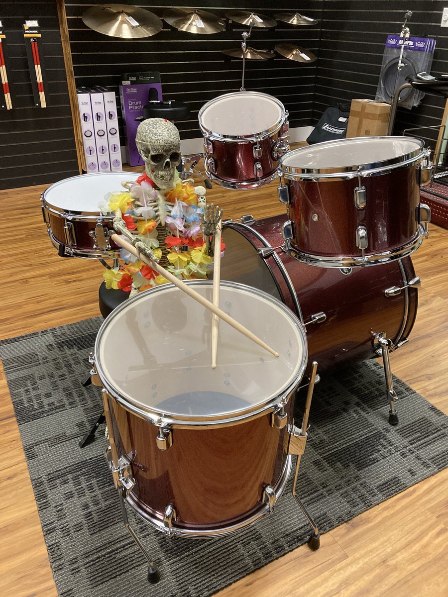 WardBrodtMusic's tweet image. Happy Halloween! 🎃 Skelly’s here to show everything you can test play in the store! Come see for yourself (and grab a Halloween goodie bag!)

#Halloween #musicstore #instrumentshop