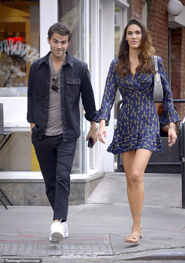 tvdslaaaay's tweet photo. Hmmmm Paul ta saindo mesmo com essa modelo aí https://t.co/pHAqKTCrOg