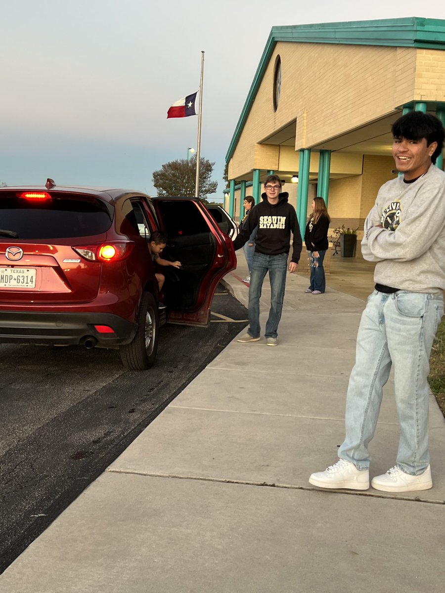 MatadorBandSHS's tweet photo. Members of the Matador Drumline welcomed @VogelESISD students to school this morning. #1Town1Sound #weareseguin https://t.co/iecFnEhyDD