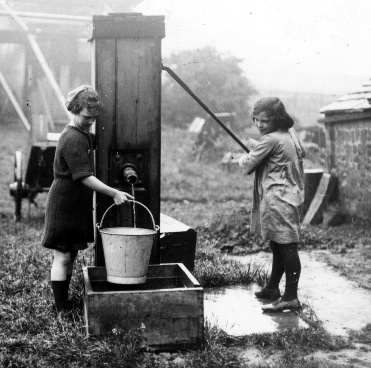 nyccarchives's tweet photo. Community water pumps were invaluable before household plumbing, and often great places to catch up with friends and neighbours - as this image from 1925 shows #EYACommunity
LS05-53 https://t.co/Mjr5aMxFon