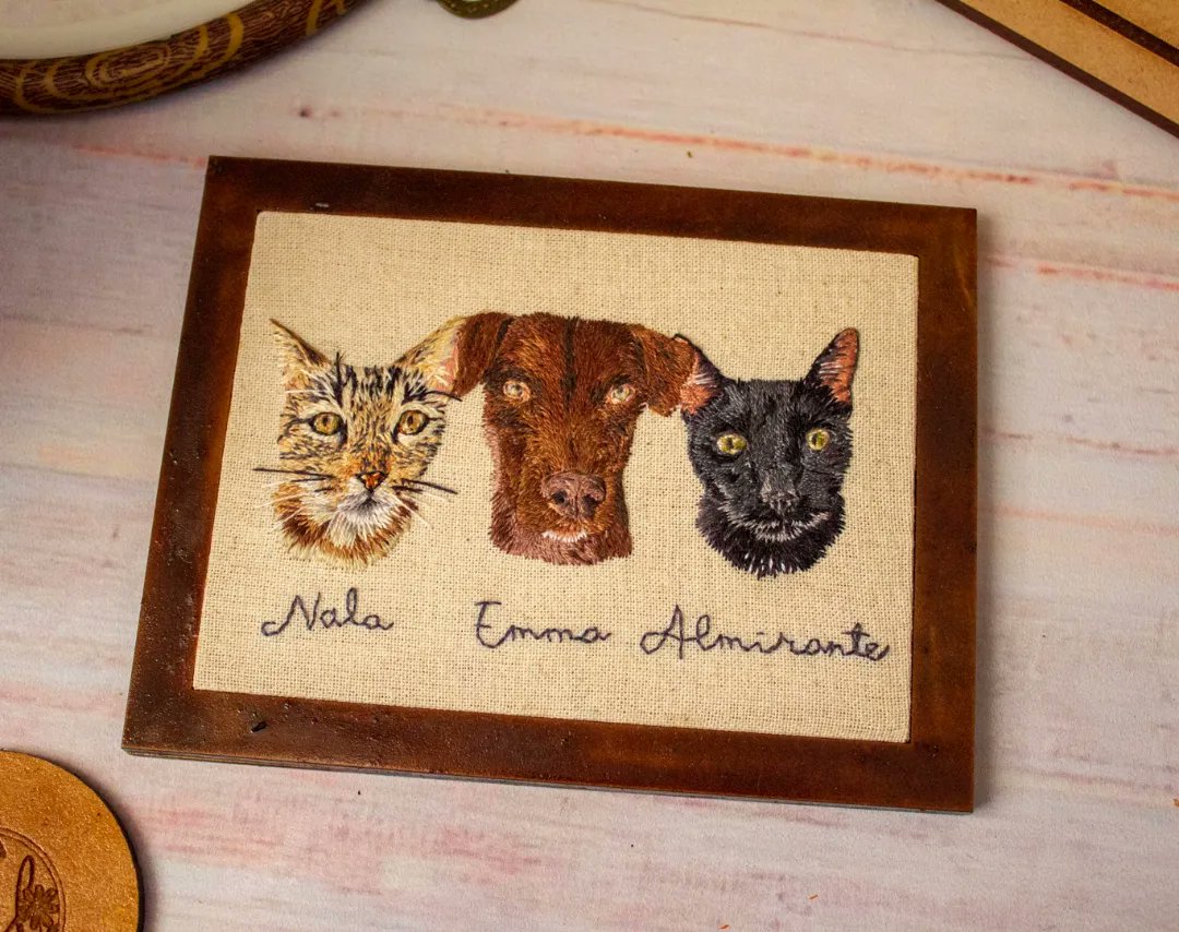 embroideryhands's tweet photo. 🌻Buen Martes🌻

✨ Ésta vez tenemos a Nala, Emma y Almirante en un cuadrito de 13x10☺️

💖 Podes obtenerlos del tamaño que quieras y agregarles el detalle que más te guste 😁  Y a vos ¿Qué te pareció éste cuadrito? 💕
#cat #dog #pets #handmade https://t.co/LN0vXzPwS6