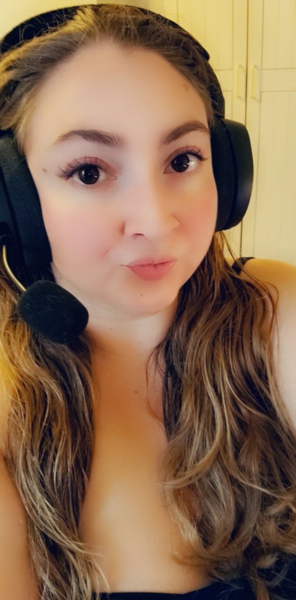 Arcticrain_'s tweet photo. I am live on https://t.co/f19DNtyRST It's spooky season. Come watch me take out Zombies...b4 they take me out.. #TwitchStreamers #7days2die #gamergirl #SupportSmallStreams https://t.co/eYDlNjRRly