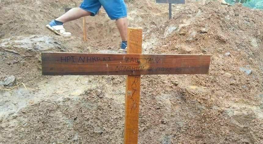 thechinjournal's tweet photo. Myanmar junta's airstrike victims in Kachin's Hpakant township were buried today. "Around 60 bodies were buried here. As the junta has denied medical treatment for the wounded, more people may die because of massive blood loss," The Kachin news outlet KNG reported. https://t.co/lPov2lBXnP