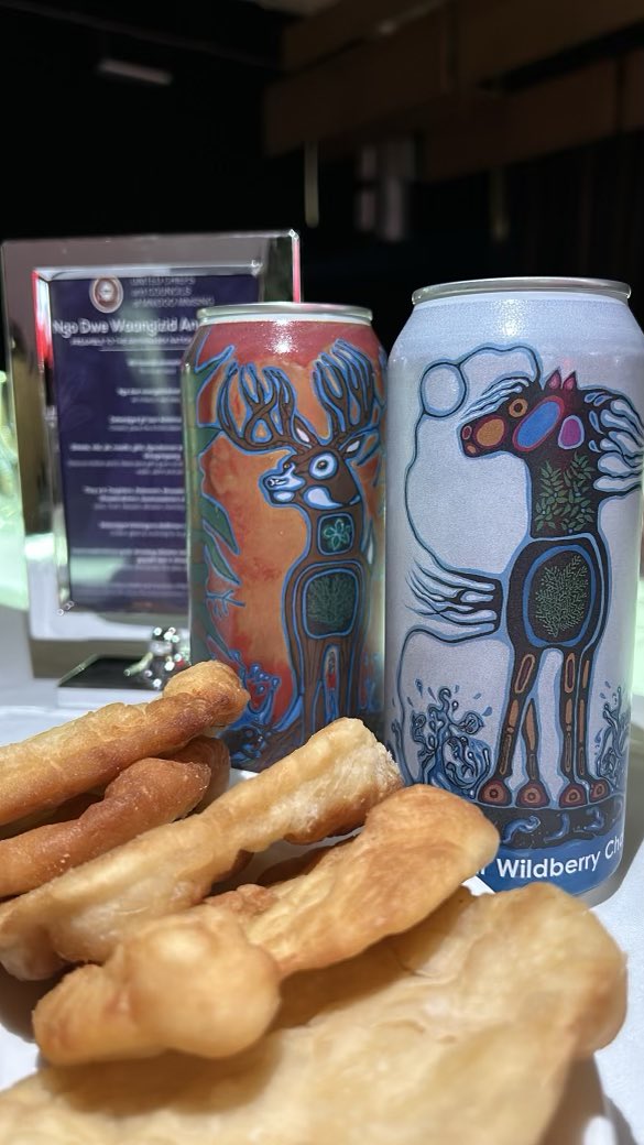 TIAOntario's tweet photo. Chef Paul Owl from #TreeTeasBrewing talks the power of storytelling - might be our tastiest session of the day!
Thanks to the culinary team at @DeerhurstResort for the bannock - paired perfectly with Cedar Wildberry Chai!
#OTS22 https://t.co/ggkmnJw4Ds