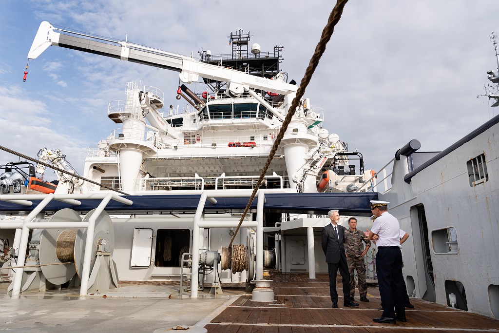 SGMer's tweet photo. Lors de son déplacement à @VilleDeToulon pour les #BlueMedDays, le @SGMer a pu s'entretenir avec @Premarmed et son adjoint, en visitant certaines des emprises du port militaire 🇫🇷⚓️
➡️La base navale depuis le plan d'eau
➡️Démonstration des #FusiliersMarins 
➡️#AbeilleMéditerranée https://t.co/XOmshjGLrN