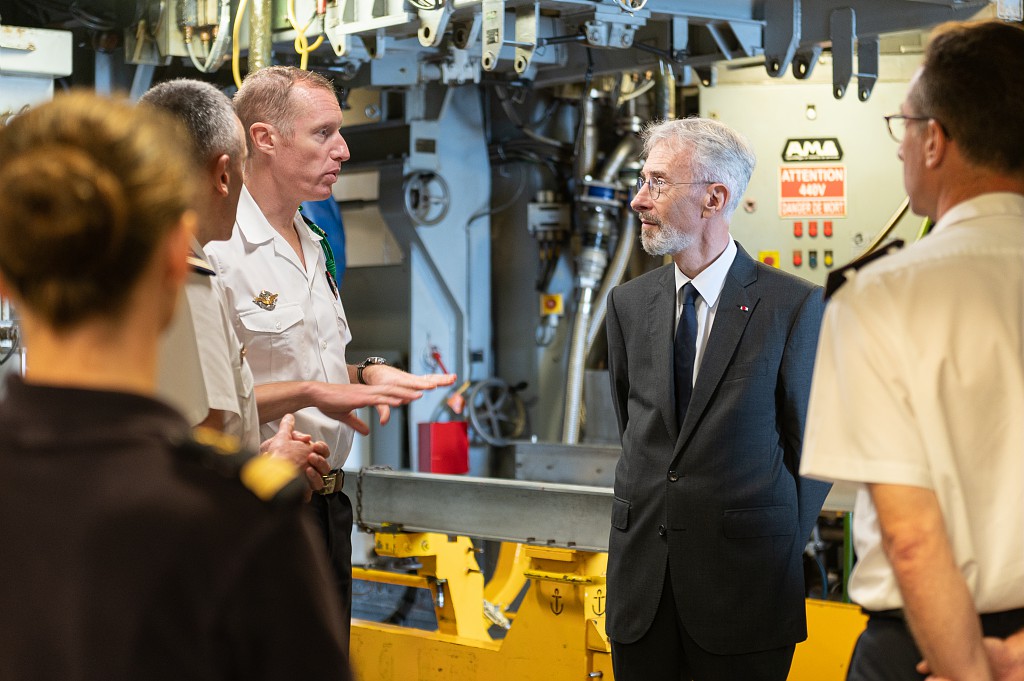 SGMer's tweet photo. Lors de son déplacement à @VilleDeToulon pour les #BlueMedDays, le @SGMer a pu s'entretenir avec @Premarmed et son adjoint, en visitant certaines des emprises du port militaire 🇫🇷⚓️
➡️La base navale depuis le plan d'eau
➡️Démonstration des #FusiliersMarins 
➡️#AbeilleMéditerranée https://t.co/XOmshjGLrN