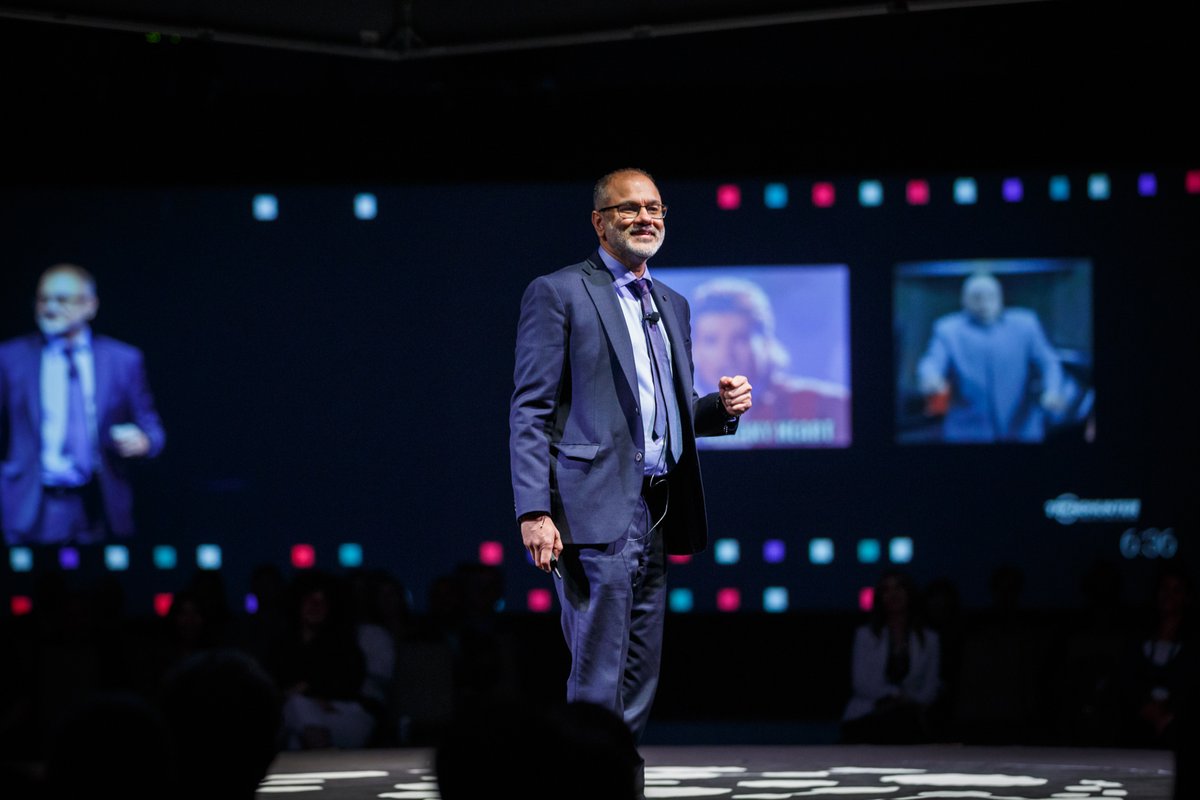 TrendHunterFF's tweet photo. How do the domains of social, digital and physical work together to meet the new expectations from consumers? @mktngjnky discussed the 4 alternate realities of the consumer future in his marketing keynote. #FutureFestival #CreateTheFuture #DecodeTheReturn #Innovation https://t.co/vNnkJY2jbr