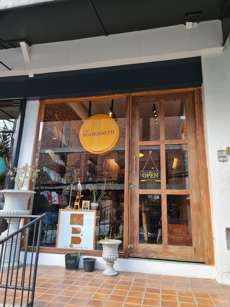 LocationUnkn0wn's tweet photo. เดินจากร้านเล่ามาสองนาทีก็เจอร้านหนังสืออีกร้านแล้ว The Booksmith ขายหนังสือภาษาอังกฤษเป็นหลัก คัดเลือกมาดีมาก แล้วปกสวยๆทั้งนั้น 😭✨ มีพวกอินดี้แมกกาซีน (คถ papersmith ที่เกษร 🥹) แล้วก็มีเชลฟ์สำหรับ Thai publishers ด้วย ซุ้มประตูโค้งด้านในส๊วยสวย https://t.co/AWXRVGpjCC