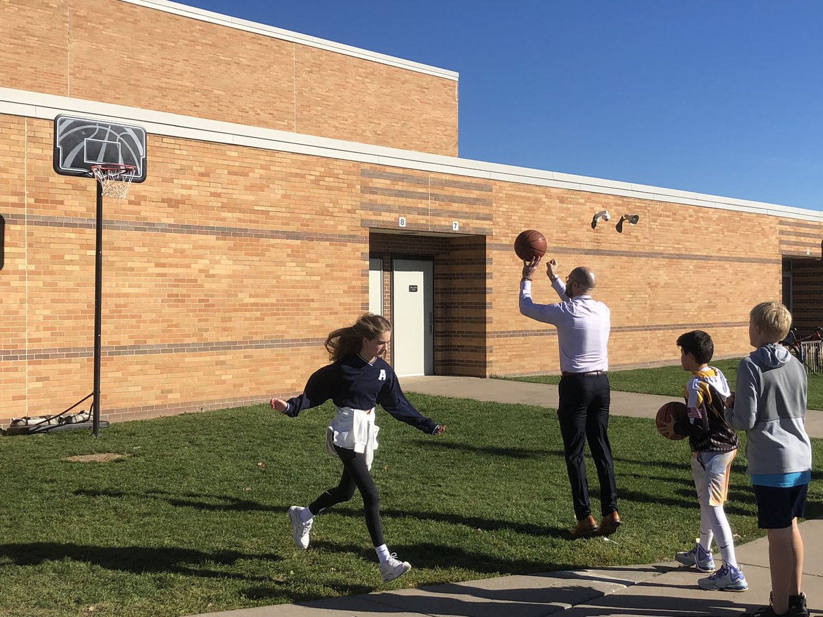 HFLEdTech's tweet photo. A beautiful day in HFL! Even Mr. J got in on the after-lunch recess fun today! @HFLMS https://t.co/kOplbUAfmA
