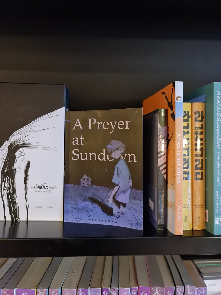 LocationUnkn0wn's tweet photo. เดินจากร้านเล่ามาสองนาทีก็เจอร้านหนังสืออีกร้านแล้ว The Booksmith ขายหนังสือภาษาอังกฤษเป็นหลัก คัดเลือกมาดีมาก แล้วปกสวยๆทั้งนั้น 😭✨ มีพวกอินดี้แมกกาซีน (คถ papersmith ที่เกษร 🥹) แล้วก็มีเชลฟ์สำหรับ Thai publishers ด้วย ซุ้มประตูโค้งด้านในส๊วยสวย https://t.co/AWXRVGpjCC