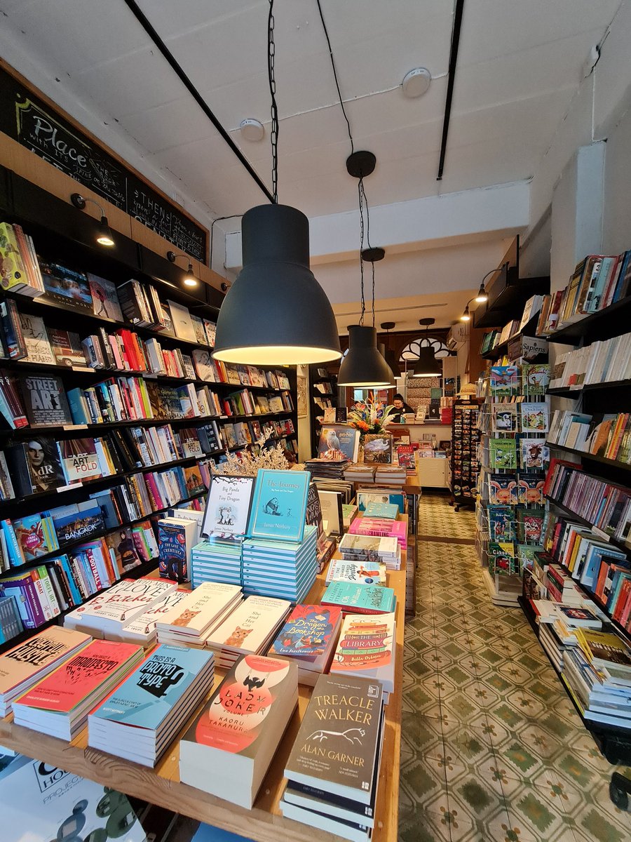 LocationUnkn0wn's tweet photo. เดินจากร้านเล่ามาสองนาทีก็เจอร้านหนังสืออีกร้านแล้ว The Booksmith ขายหนังสือภาษาอังกฤษเป็นหลัก คัดเลือกมาดีมาก แล้วปกสวยๆทั้งนั้น 😭✨ มีพวกอินดี้แมกกาซีน (คถ papersmith ที่เกษร 🥹) แล้วก็มีเชลฟ์สำหรับ Thai publishers ด้วย ซุ้มประตูโค้งด้านในส๊วยสวย https://t.co/AWXRVGpjCC