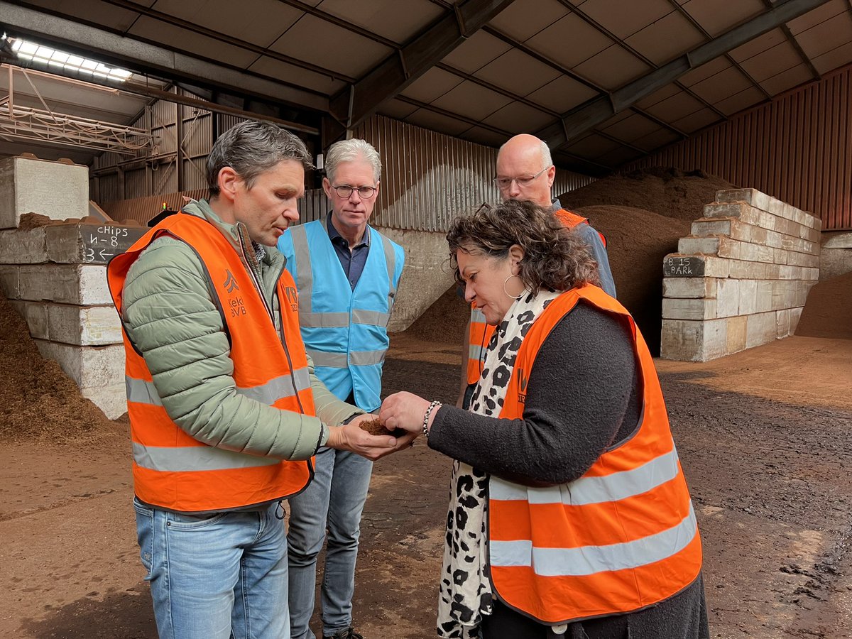 🙏🏻 Zoals volksvertegenwoordigers behoren te zijn. 
🌱 Informeren wat een sector doet en hoe we invulling geven aan duurzaamheid. 
🫵🏻 Dank voor jullie bezoek! <a href="/lientje1967/">Caroline van der Plas</a> <a href="/BoerBurgerB/">BBB BoerBurgerBeweging 🍀🍀🍀</a>