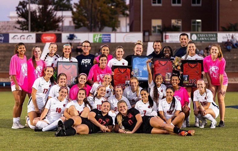 rsuwsoccer's tweet photo. This team, these seniors💙❤️⚽️
#NoLimits https://t.co/F1UEugXEdj