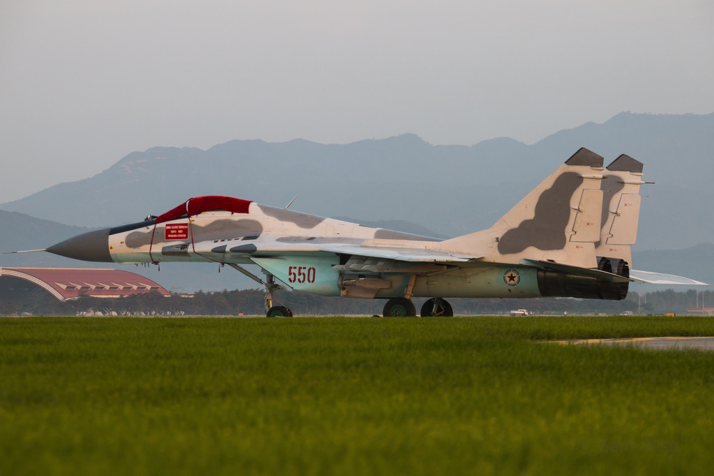 warplane_porn's tweet photo. North Korean Air Force MiG-29 Fulcrum [3654x2436] from /u/Throwitaway8aa8 at #WarplanePorn ➡ https://t.co/ENbEDnRpg3 https://t.co/fPP6AEjsXu