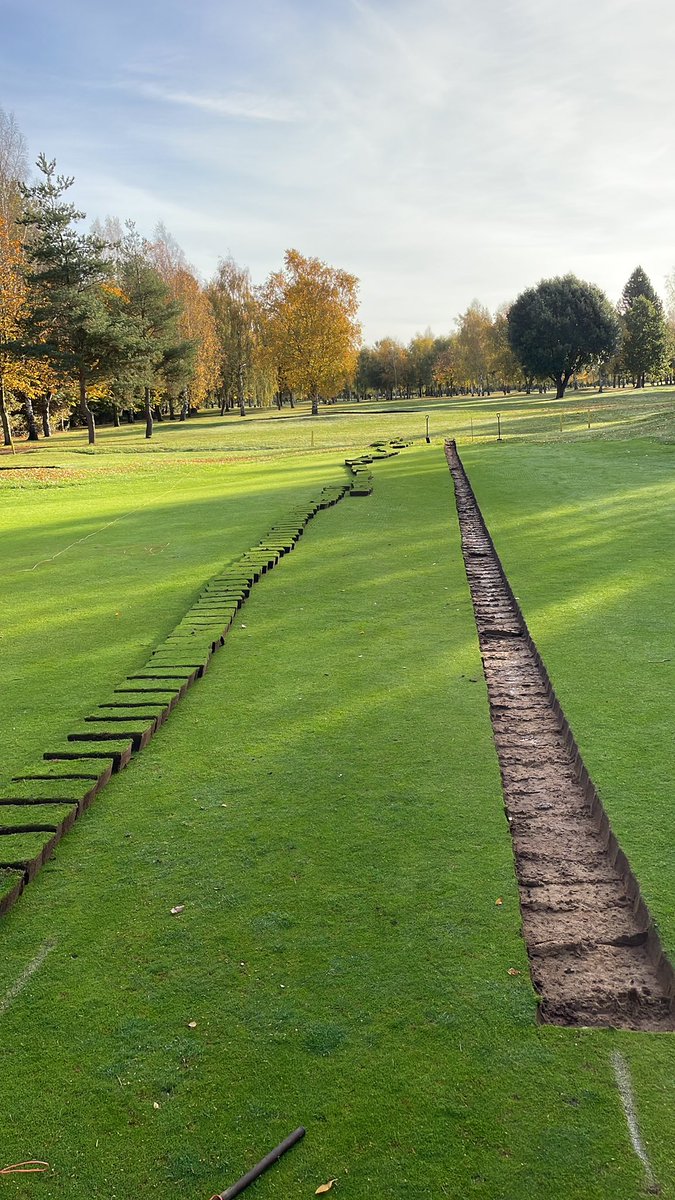 harry02_turner's tweet photo. A good start to putting in new drainage in to are 3rd green today. Never seen so much clay⛳️ #frenchdrain https://t.co/DHlOdq1Ju5