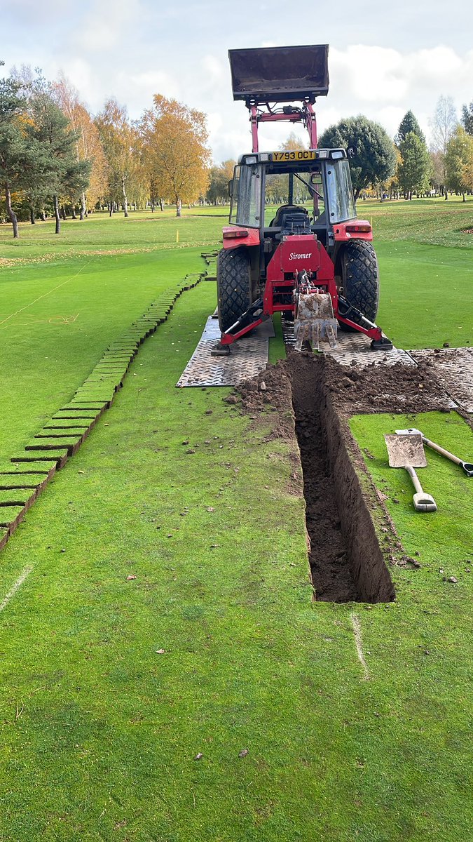 harry02_turner's tweet photo. A good start to putting in new drainage in to are 3rd green today. Never seen so much clay⛳️ #frenchdrain https://t.co/DHlOdq1Ju5