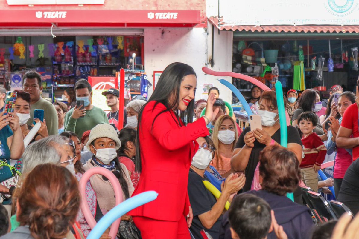 SandraCuevas_'s tweet photo. ¡El territorio es de quien lo trabaja! Ayer durante la Ruta de la Alegría en la col. #PaulinoNavarro compartí a mis vecinos, las metas para este #SegundoAñoDeGobierno en #Cuauhtémoc: La alcaldía más iluminada de la #CDMX, cero baches e inversión en parques. #SandraCuevasAlcaldesa https://t.co/f6a01ERytL