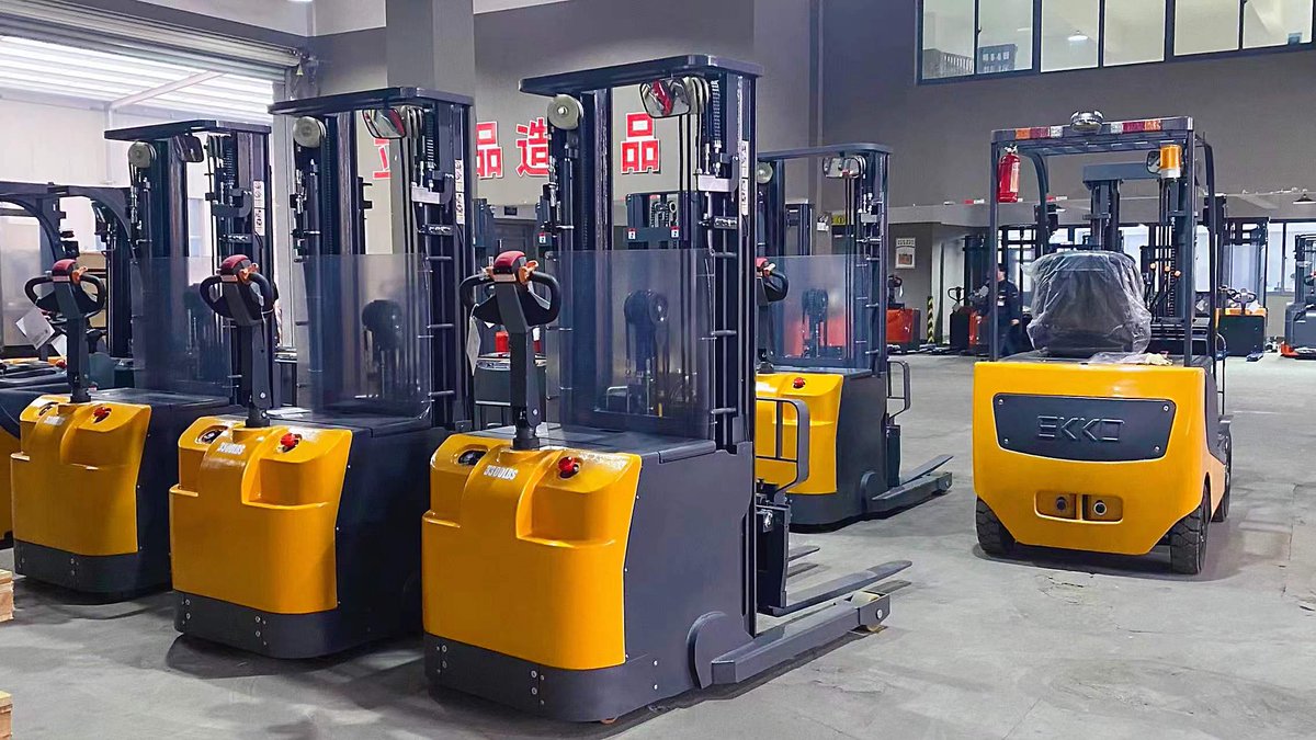 EKKOlifts's tweet photo. The #ekko ER15 #walkiereachtruck is designed with the combination of a #forklift, #reachtruckk and #WalkieStacker
3300 lbs. capacity, 14.75' lift height, 19.7" reach, side shift, free lift 63", and tilt.
#contactustoday 
https://t.co/WHEJyJAut1 
(877)232-6517 
info@ekkolifts.com https://t.co/R5LmFUn2St