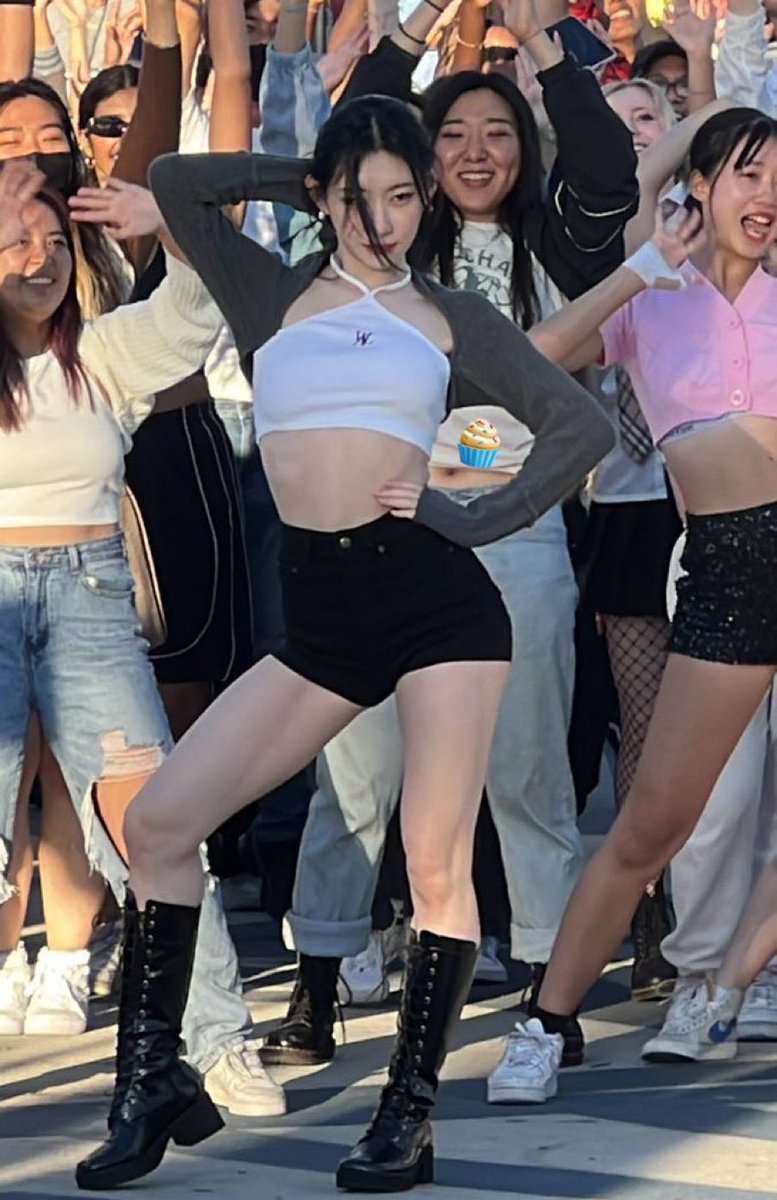 kpop moments that could kill a sapphic (@kpopsapphic) on Twitter photo 