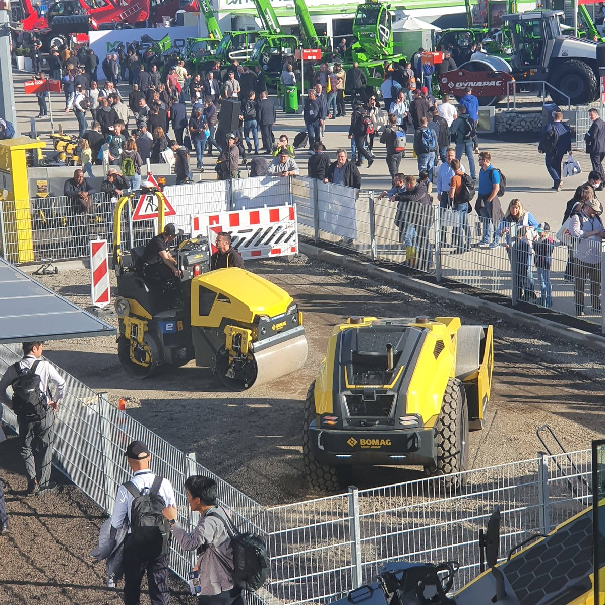 ABZ_News's tweet photo. #Bomag demonstriert seine batteriebetrieben #Stampfer und #Rüttelplatten live am #bauma-Stand FS1009 - und viele weitere #Maschinen für den #Straßenbau ...
#baumaLive #ABZlive #Baumaschinen #Asphaltbau #Erdbau #Kaltfräsen #Recycler #Stabilisierer #Straßenfertiger #Beschicker https://t.co/O6KOlz9dpM
