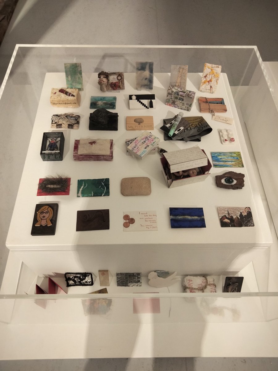 Grote groepspresentatie in kleine tentoonstelling over belangrijk thema in #kunstenaars #beroepspraktijk: #fairpractice #vooreenvisitekaartjeopdeeersterij @NataschaWaeyen <a href="/kunstenbond/">kunstenbond</a> #fairpracticecodetour <a href="/HuisvdKunsten/">Huis voor de Kunsten Limburg</a> t/m 30 oktober in #museumvanbommelvandam
