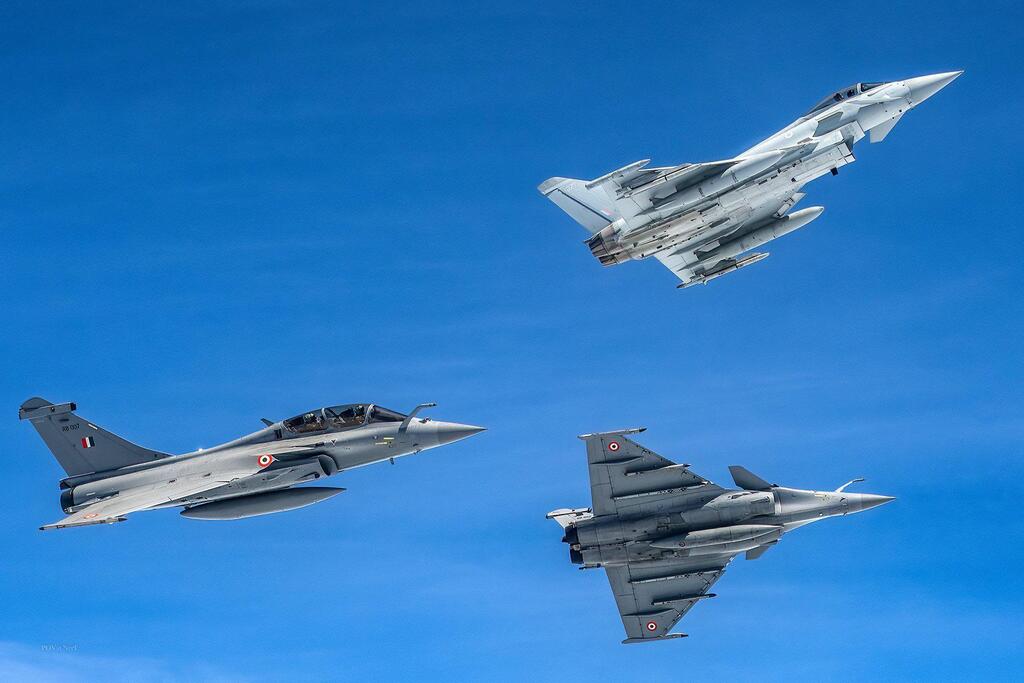 warplane_porn's tweet photo. Sweet shot of Indian Air Force Rafales and RAF Typhoon from an exercise [1800x1200] from /u/Logicalfighter at #WarplanePorn ➡ https://t.co/OHdY9ewI0h https://t.co/mDOszedCHB