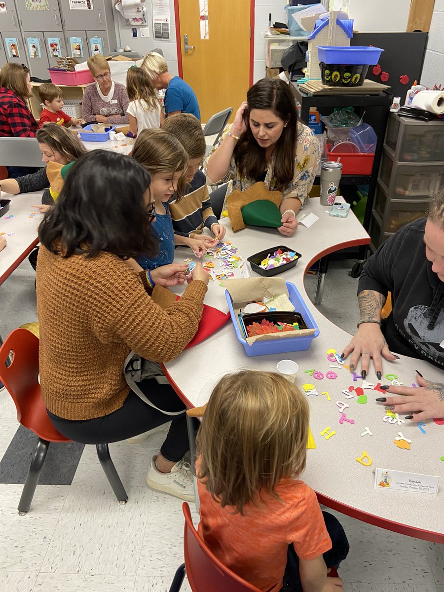 ablaine_cv's tweet photo. Welcome Port Dickinson Pre-K families for some crafts, a scavenger hunt, and fun! @CVCSDWarriors @kbullock13 @ebullock30 @VictoriaTShea https://t.co/MPHUmWRsiZ