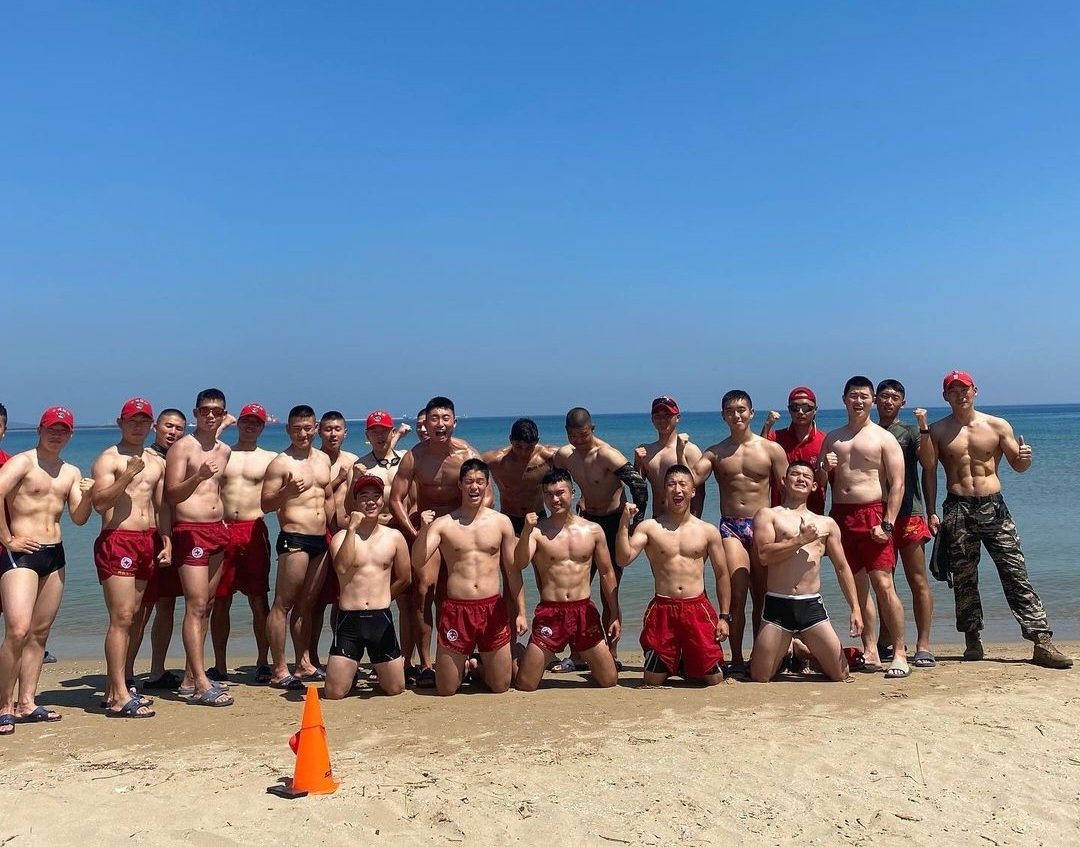 해병대에 입대하기로 한자. 모든 인권과 상식을 버려라. 오직 부랄 두쪽과 좆대가리만을 가지고 들어와 진정한 사나이로 거듭나는 것이다. 남자면 남자답게 빠따세례 얼차려는 기본인거다. 진정한 사나이로 거듭나고 싶다면 악으로 깡으로 버텨라 개새끼들아!
남자로 태어나 사나이로 거듭난다! 악!