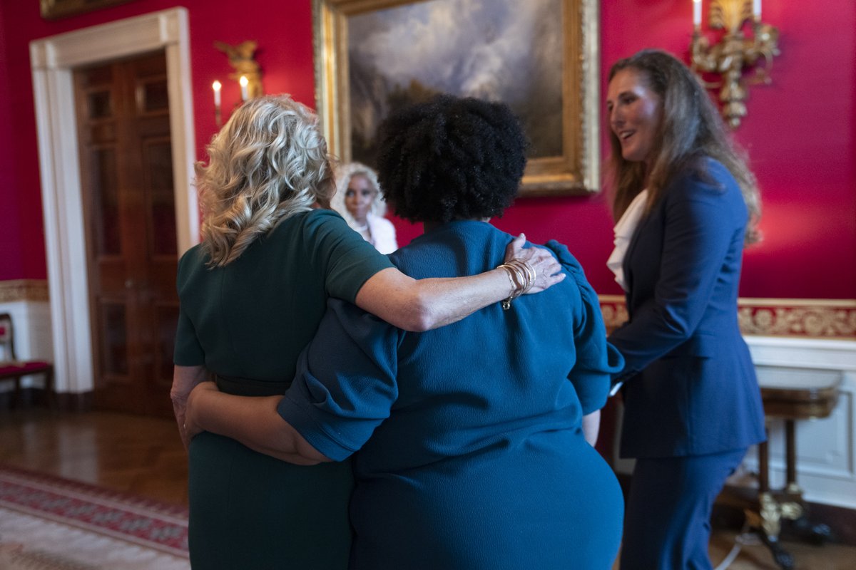 FLOTUS46Archive's tweet photo. Tamika, by sharing your journey with cervical cancer at the White House, you are helping women everywhere feel less alone. 

Thank you for your courage and for all you are doing to help others access the care they need. #CancerMoonshot https://t.co/q2bREDI381