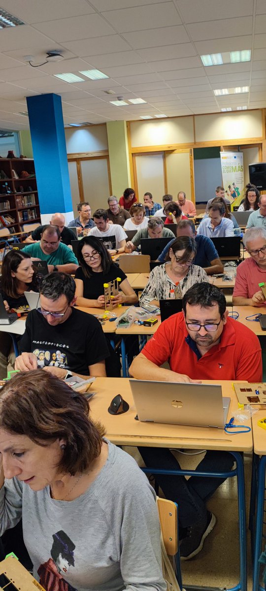 feriasteamakers's tweet photo. Inmejorable ambiente en la formación. Gracias al apoyo de @ardutaller https://t.co/L9rUIqleeP