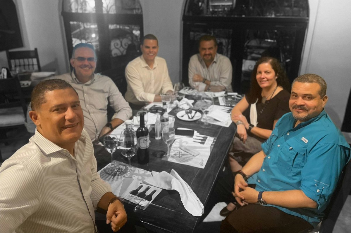jjguzmanb's tweet photo. Anoche tuve la oportunidad de compartir con personas queridas. Gracias a @marienaristy por acompañar a parte del equipo de la #DiasporaDevelopmentFondation a este encuentro entre antiguos amigos.

@RodolfoPou @jasonprats @ftejadan @ferncave https://t.co/rMiBvzFEM3