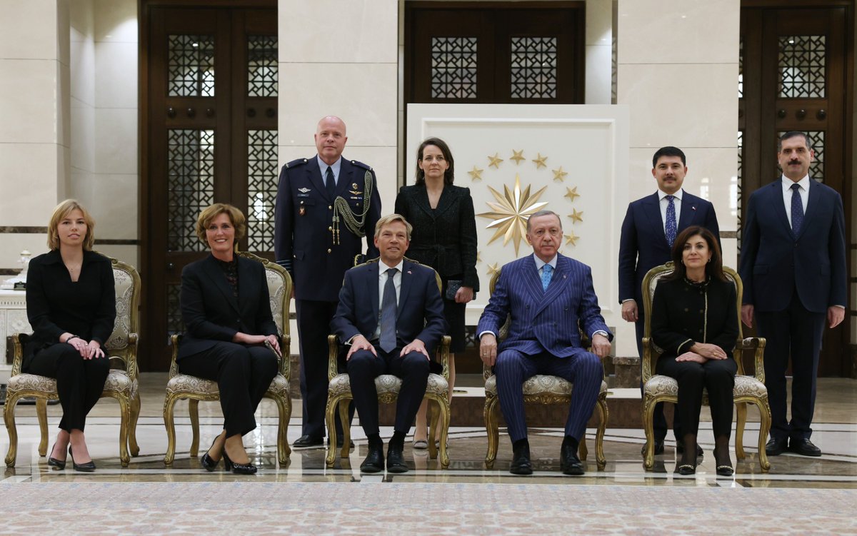 Cumhurbaşkanımız <a href="/RTErdogan/">Recep Tayyip Erdoğan</a>, Hollanda'nın Ankara Büyükelçisi Joep Wijnands'ı kabul etti.

Cumhurbaşkanlığı Külliyesi'ndeki kabulde, Büyükelçi Wijnands, Cumhurbaşkanımız <a href="/RTErdogan/">Recep Tayyip Erdoğan</a>'a güven mektubu sundu.