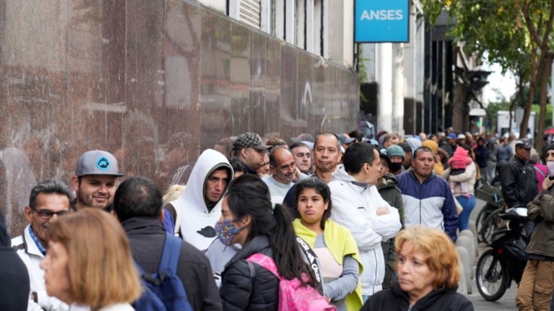 dinasanchezok's tweet photo. Llena de bronca, e indignación lo que está sucediendo en todo el país. Miles y miles de personas sin ingresos mínimos para sobrevivir hacen fila en ANSES para recibir el refuerzo de 45 mil pesos ñm
Hay más requisitos para demostrar que sos pobre que para fugar dólares. 👇 https://t.co/AVvwGbpjVY