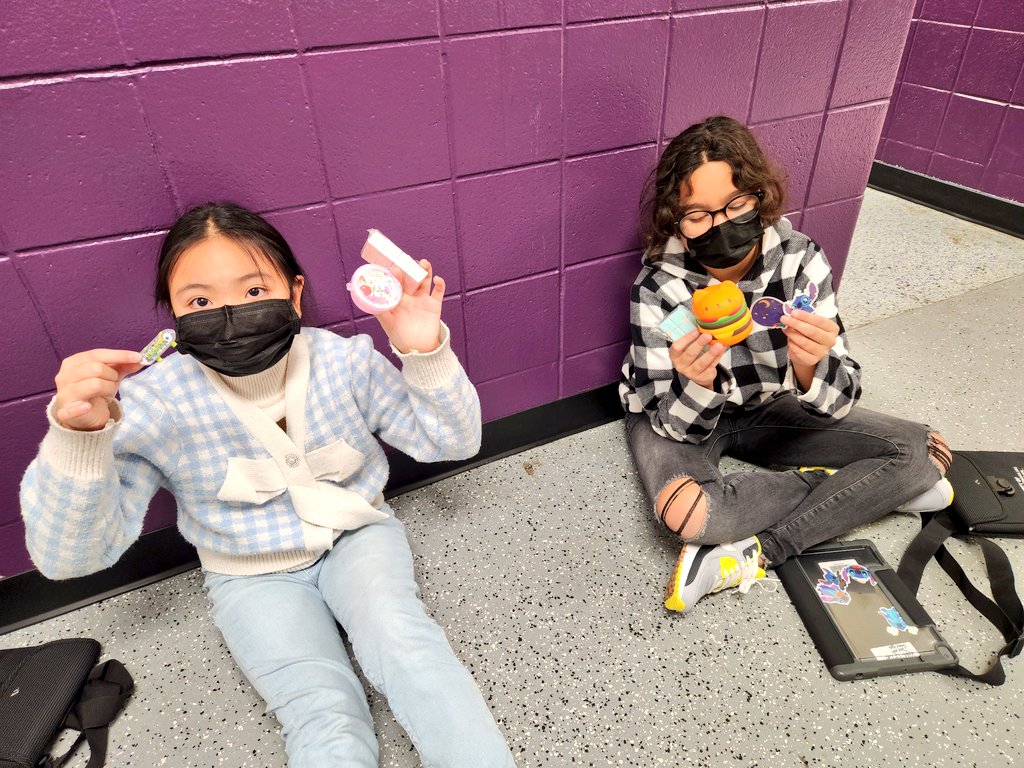MsManzosWorld's tweet photo. How do you make a rainy day brighter?π§βοΈ You go to the Roar Store! π₯³π¦ππΎ
@KomenskyLions @KomenskyPBIS #KomenskyLionPride #OrgulloLeonesKomensky #D100Inspires #RoarStore #PBIS @ClassDojo @mattwilhelmbmx https://t.co/QBHxHjCHej