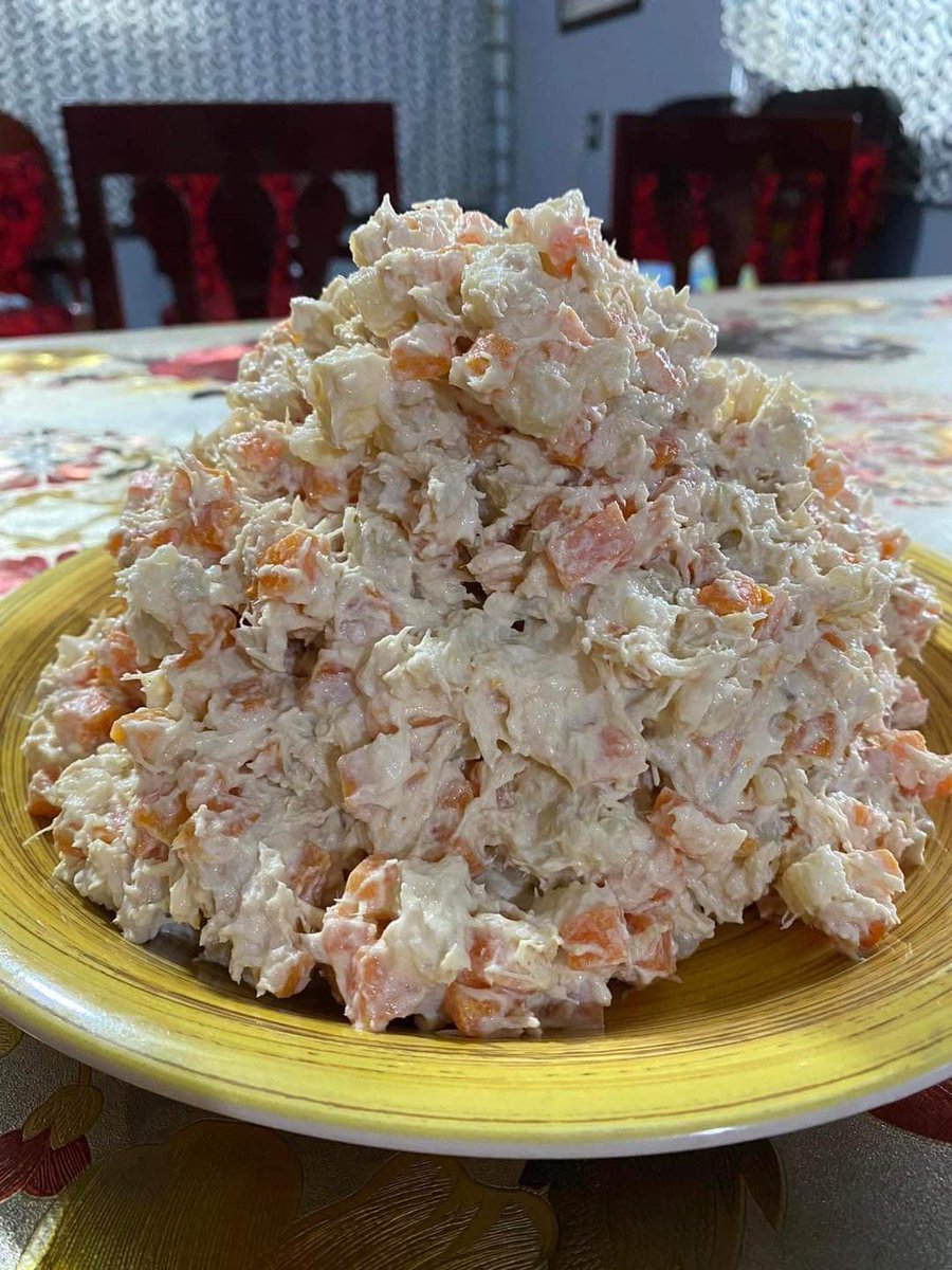 tubabyburlon's tweet photo. Me invitarías a cenar en noche buena sabiendo que como así de ensalada??? https://t.co/vHWw9Ampk5