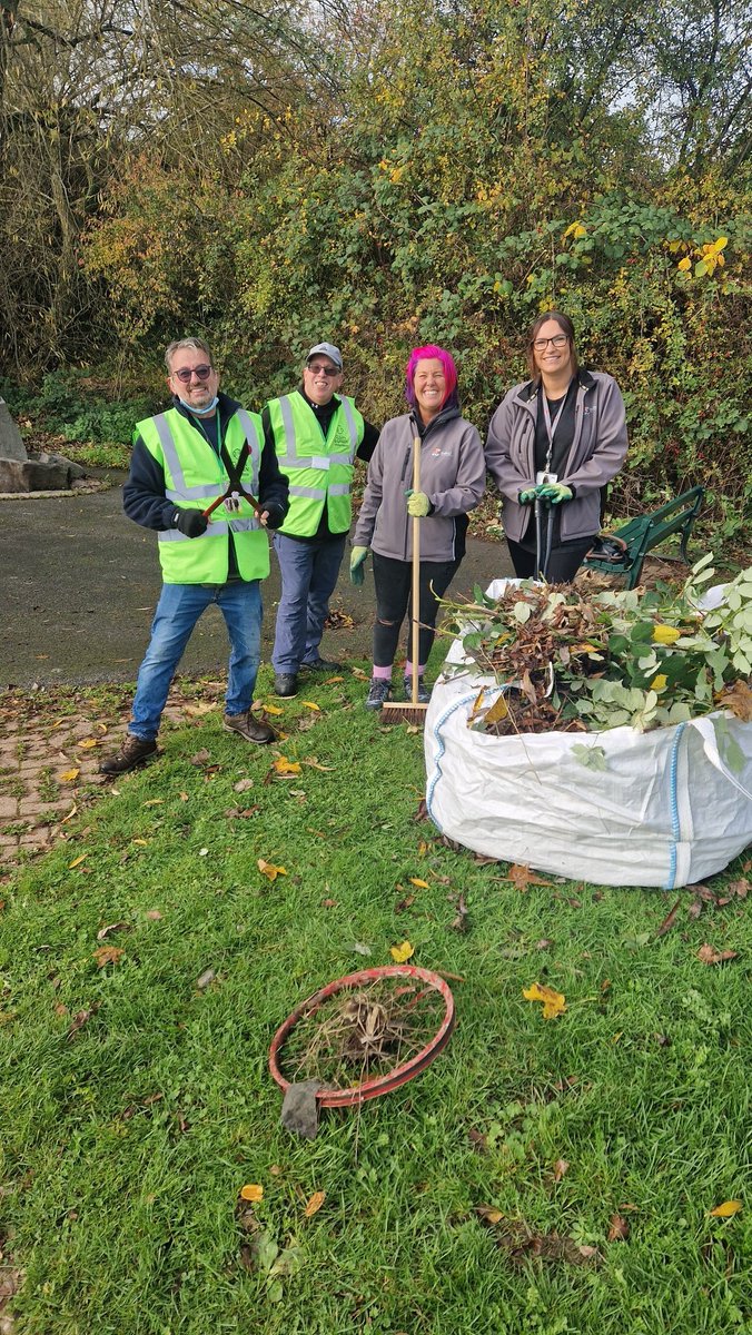 Today we went to help out at Queens Park Tidy up with <a href="/CleanGreenGB/">Clean & Green</a>, <a href="/LoveSolihull/">Love Solihull 💚</a> and many others who came down to chip in! Lots of residents were very happy to see the work taking place, great work team 😁