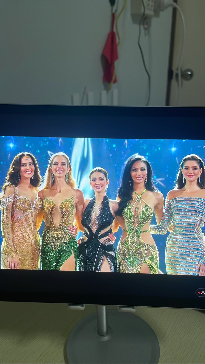 0PLXNGPIX3's tweet photo. พี่ฟ้าดูตัวเล็กตัวน้อยไปเลย🥺 #MissGrandThailand2022 https://t.co/mr4IZzvNUU