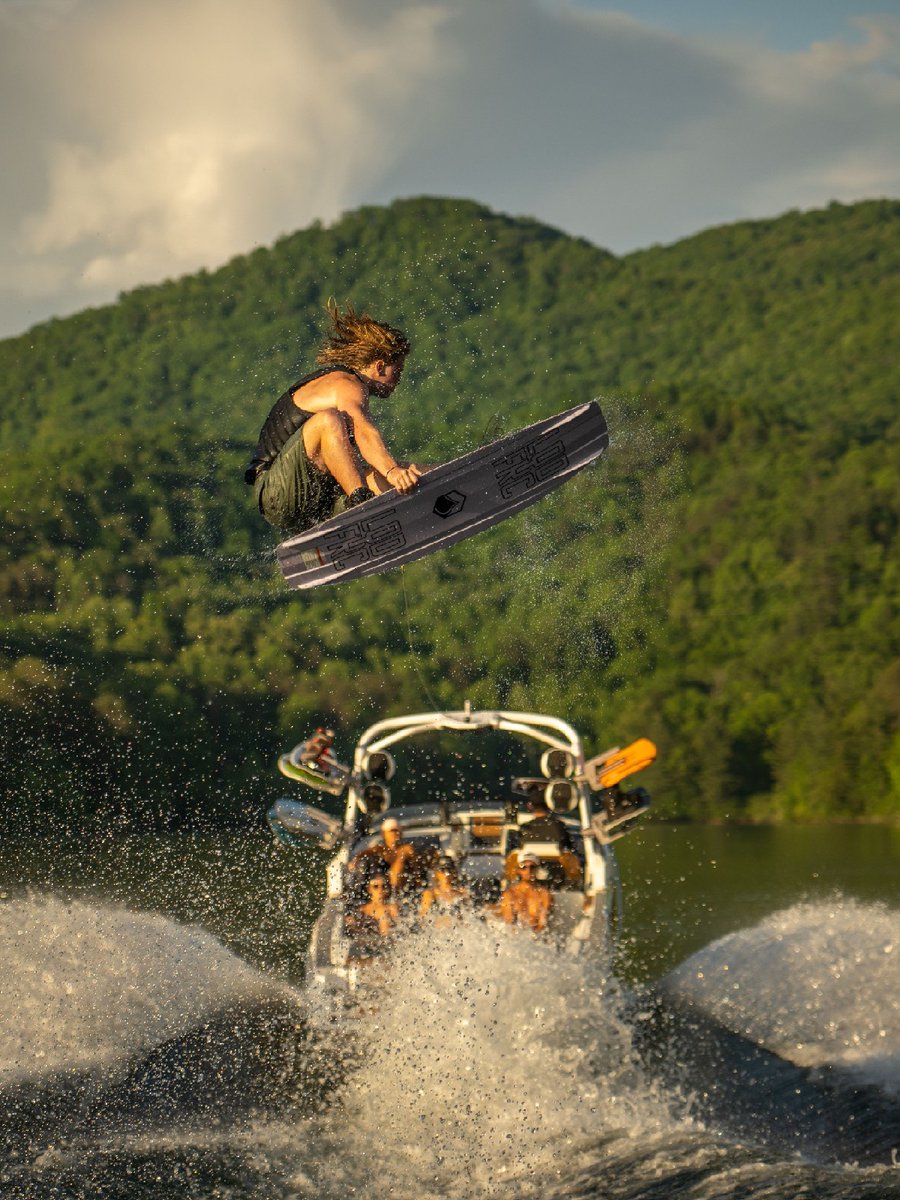 Power Wedge III ✔️ 6,000+ pounds of ballast ✔️ Crisp wake ✔️ 
#MalibuBoats2023 #MalibuBoats #TheTruthIsOnTheWater #26LSV