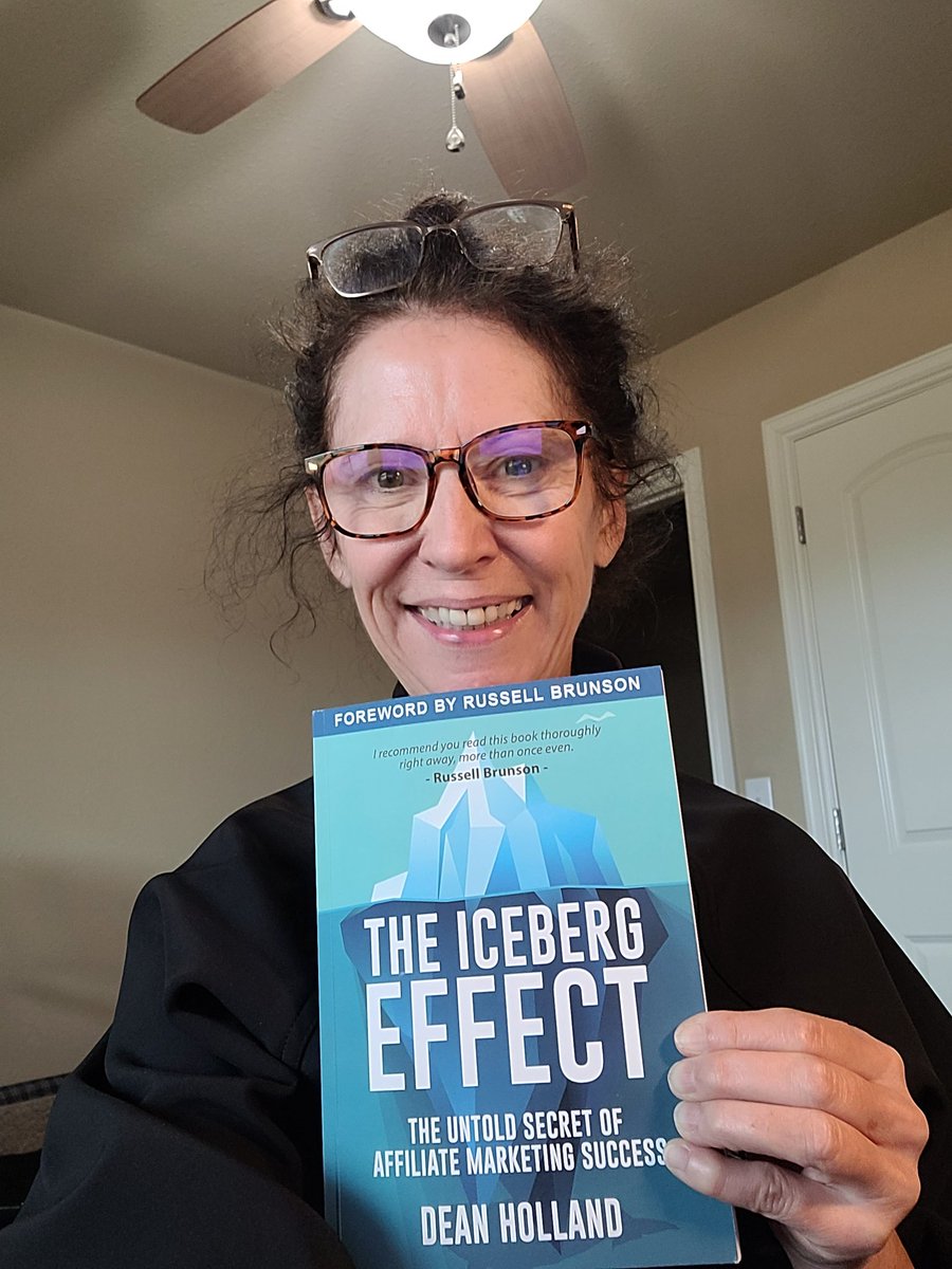 AdriKascht22's tweet photo. #IcebergEffect
So exited, wearing two sets of glasses to read faster. https://t.co/EaOS5UWA8w