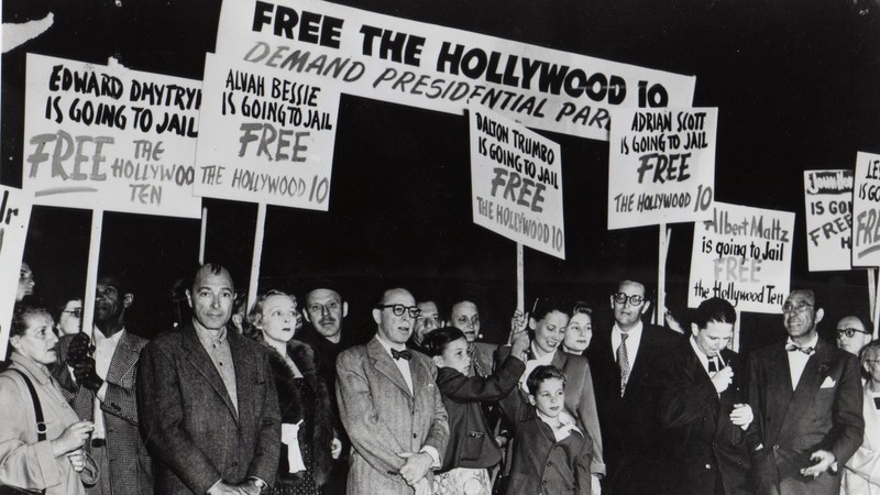 HotelInsonmia's tweet photo. Durante la Caza de Brujas, ante el Comité de Actividades Antiamericanas y la posibilidad de perder sus trabajos, algunos izquierdistas denunciaron a otros. Este es el mejor documental sobre aquel periodo:
RED HOLLYWOOD (1996, #ThomAndersen & #NoëlBurch)
https://t.co/2o4QkEaoOR https://t.co/Tbz2hKsxw0