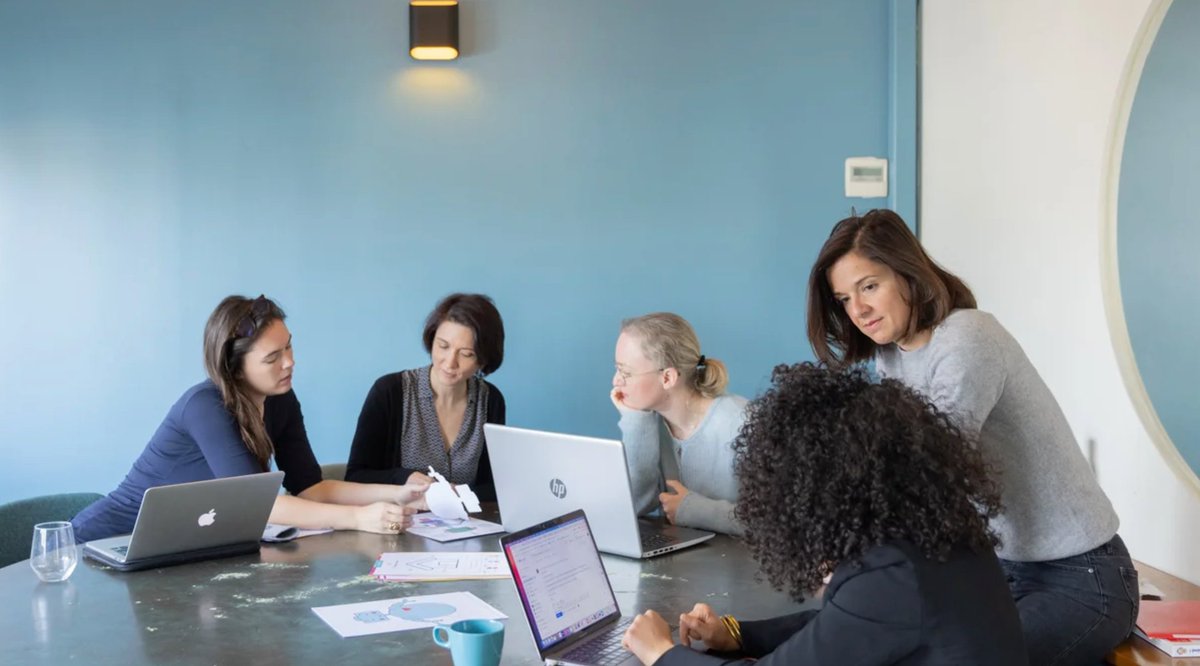 🔊 <a href="/COLORIfr/">COLORI</a> recrute un ou une commerciale en CDI ! Si vous avez envie de travailler au renouveau de l'éducation, pour des enfants de tout horizon, dans une ambiance conviviale et créative (objectivement cette équipe est épatante🤷‍♀️) alors postulez 👉welcometothejungle.com/fr/companies/c…