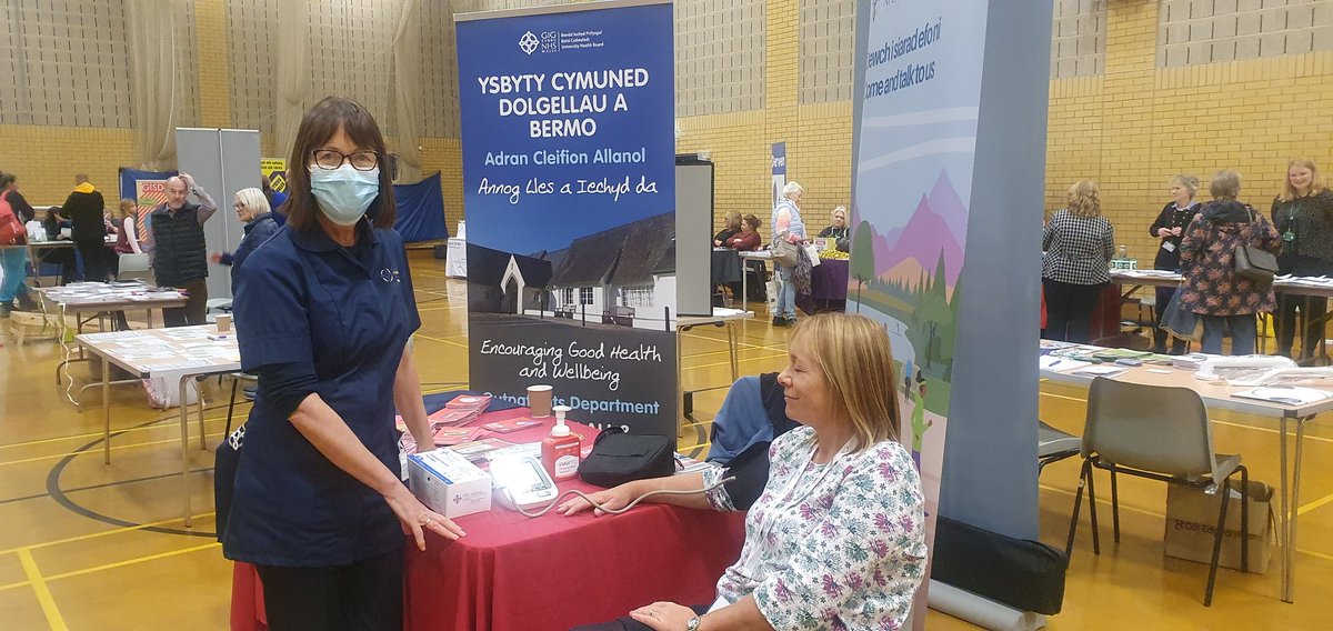 nynyKazOwen's tweet photo. Diwrnod gwych yn nigwyddiad Iechyd a Lles #Dolgellau heddiw 😀 Brilliant day at the Health and Wellbeing event #Dolgellau today @MantellGwynedd  @BetsiCadwaladr @LiverTrust #brechu #vaccination #pwysaugwaed #bloodpressurechecks https://t.co/hfXNbuAHcG