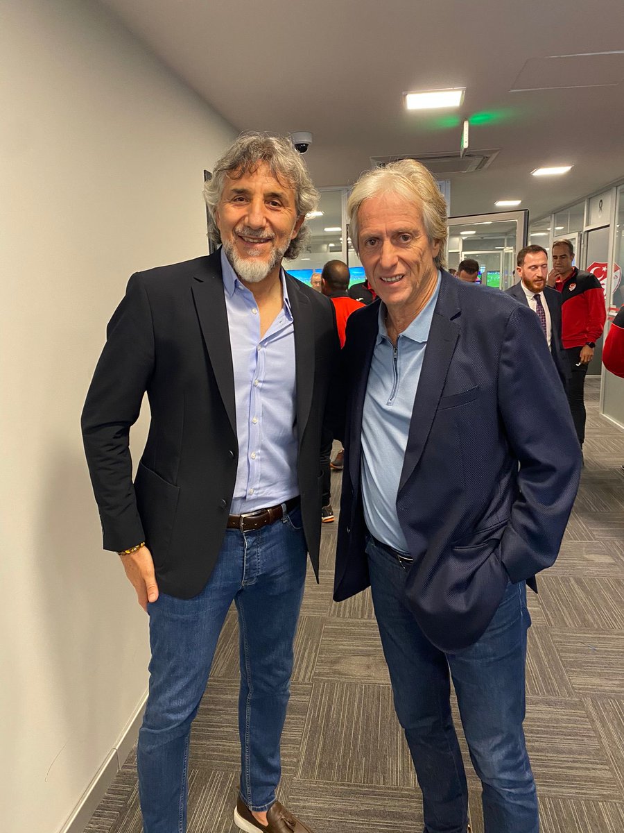 TFF’nin organize ettiği VAR uygulamalarını içeren bilgilendirme toplantısında Fenerbahçe TD Sayın Jesus’la birlikte mevcut sistemi yerinde görme ve bilgi alma şansımız oldu. 

Ortak görüşümüz; hata her zaman olabilir, yeter ki yanlış olmasın!