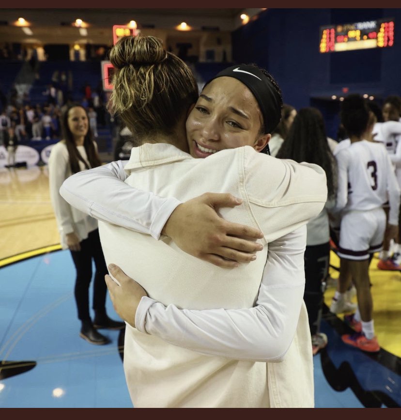 Just Kristin🏀❤️⚾️ tweet media