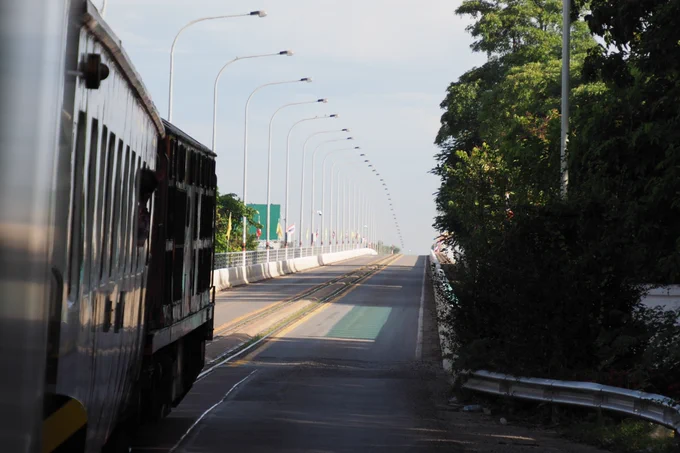タイとラオスの国境のメコン川にかかる鉄道道路併用橋を越える、客車たった2両だけの国際列車。乗車時間は15分ぽっち。 