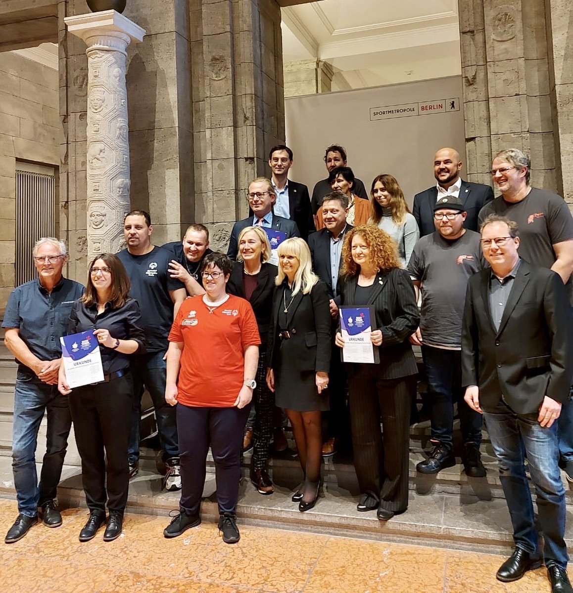 Innensenatorin's tweet image. (2/3) „Ich danke allen Beteiligten, Unterstützerinnen sowie Unterstützern und nicht zuletzt den Freiwilligen, die sich bereits gemeldet haben oder es noch tun“, so Senatorin Spranger weiter bei der Festveranstaltung mit den Gastgeberbezirken. #SOWG_Berlin2023