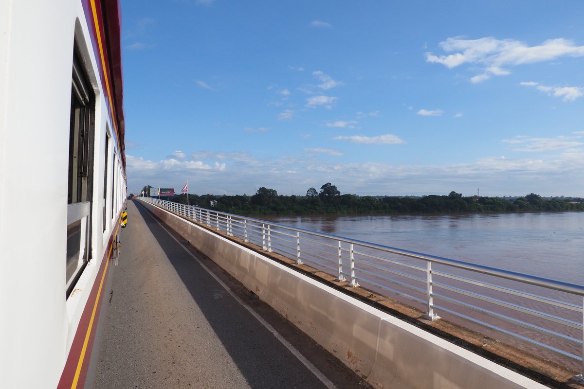 「タイとラオスの国境のメコン川にかかる鉄道道路併用橋を越える、客車たった2両だけの」|虻✈️C101ありがとうございましたのイラスト