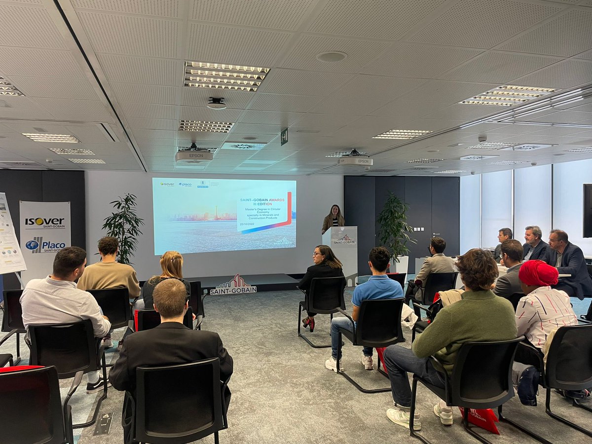 🔵Nuestra compañera <a href="/monicalinan1/">Mónica Liñán</a> inaugura la entrega de los Premios Saint-Gobain a los trabajos del Master en Economía Circular de <a href="/La_UPM/">Universidad Politécnica de Madrid</a>

➡Un reconocimiento a las mejores prácticas de #economíacircular aplicadas a materiales de #construcción.

💙#MakingTheWorldABetterHome