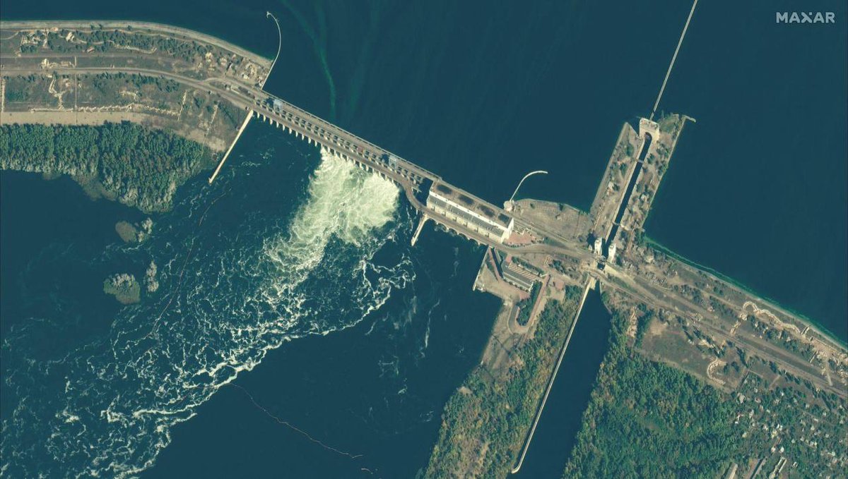 #Kherson Maxar satellite images from October 18 show that the occupiers have opened additional sluice gates on the dam to release water