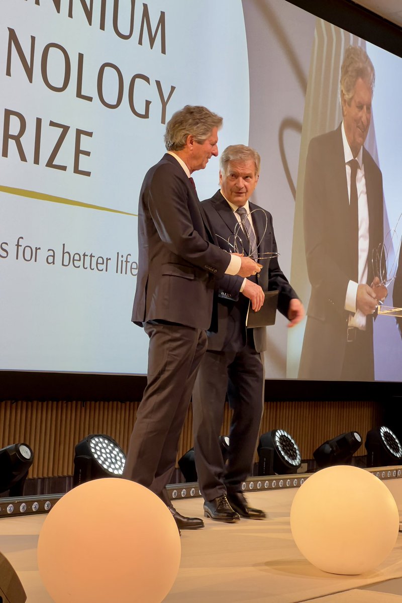 President Niinistö is awarding the Mllennium Technology Prize to Profesdor Martin Green.